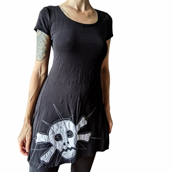 Fluide black dress with white skull detail, small t-shirt dress - Picture 6 of 12
